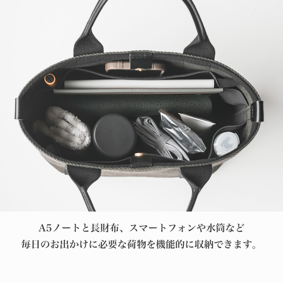 使用了輕量結實的棉麻帆布的托特包 S size 【卡其 / khaki】 第14張的照片