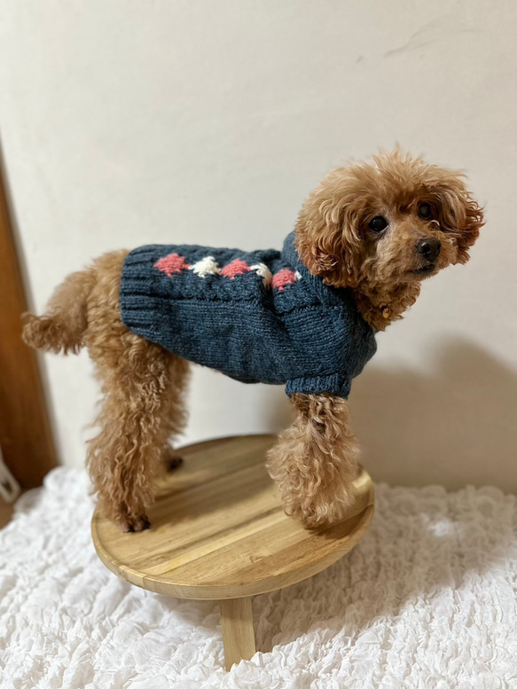 〈お年玉セール〉下記より2割引❤️犬用　手編み　グレー編み込みひし形ピンク白模様編みセーター 1枚目の画像