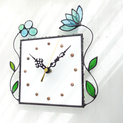 ステンドグラスの掛時計・ボタニカルシリーズ・淡いひすいと水色の花達 2枚目の画像