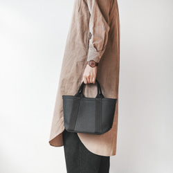 使用了輕量結實的棉麻帆布的托特包 S size 【 黑色 / black 】 第7張的照片