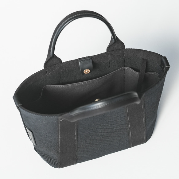 使用了輕量結實的棉麻帆布的托特包 S size 【 黑色 / black 】 第6張的照片