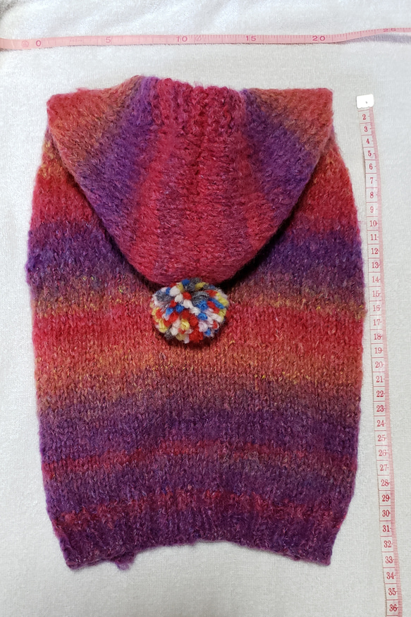 〈お年玉セール〉下記より2割引❤️犬用手編み　赤ピンク紫系柄編みポンポン付きセーター 2枚目の画像