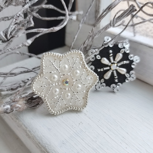 白銀の雪の結晶*ビーズ刺繍ブローチ ブローチ pinco 通販