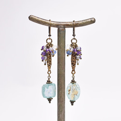 蘇打藍鍍銀羅馬玻璃、精緻黃銅和重石珠耳環 第8張的照片