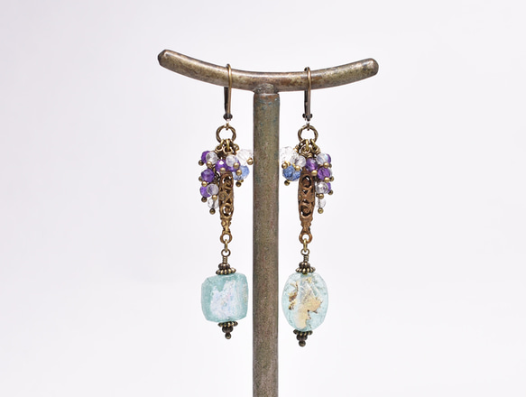 蘇打藍鍍銀羅馬玻璃、精緻黃銅和重石珠耳環 第8張的照片