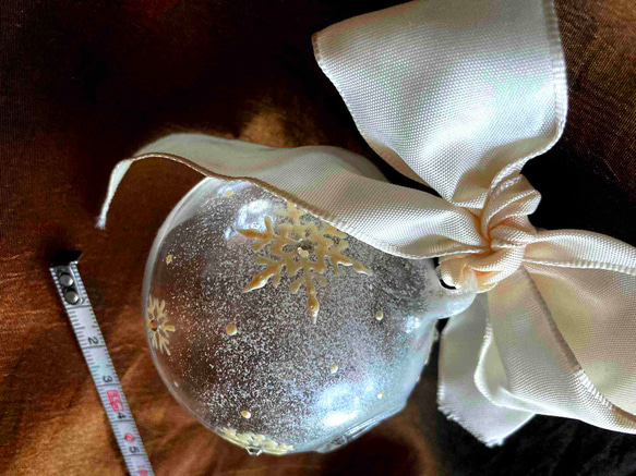 1点もの手描★2点で送料無料★ガラス クリスマス オーナメント2023 ライトヴィンテージ クリアボール  雪の結晶柄 4枚目の画像