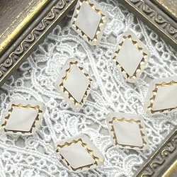 【約18×14mm 12個】すりガラス調  アンティーク風 ダイヤ型 アクリルビーズ　ひし形 菱型　ホワイト×ゴールド 2枚目の画像