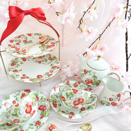 作家様　イヤリング　ハンドメイド　ティーカップ　苺　お茶会 アウトレット品】アフタヌーンティー・真っ赤な苺のティーセット