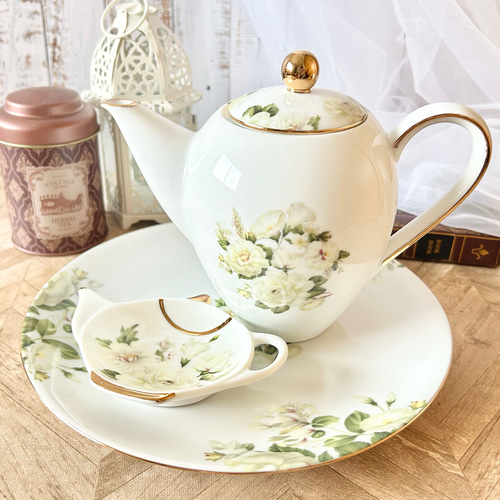シノワズリ調ティーポット とカップアンドソーサー2客のお茶