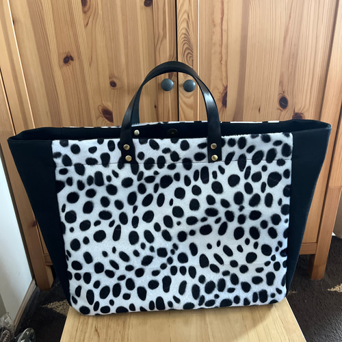 ハンドル本革・ダルメシアン柄ファー・帆布のトートバッグ トート
