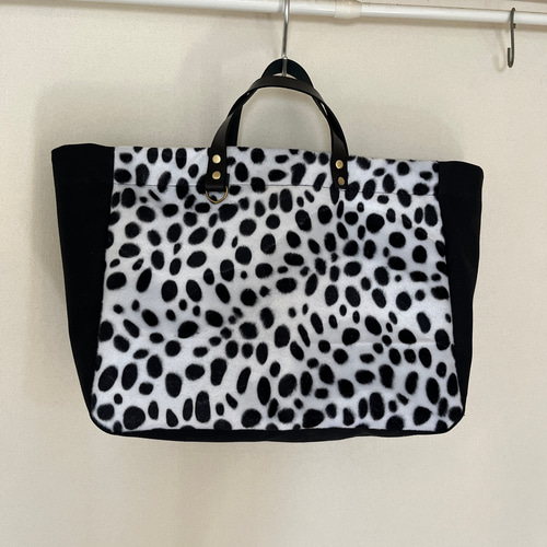 ハンドル本革・ダルメシアン柄ファー・帆布のトートバッグ トート