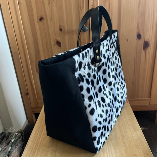 ハンドル本革・ダルメシアン柄ファー・帆布のトートバッグ トート
