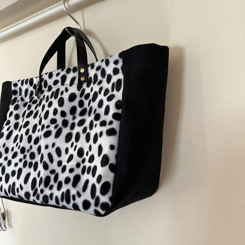 ハンドル本革・ダルメシアン柄ファー・帆布のトートバッグ トート