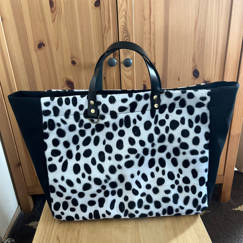 ハンドル本革・ダルメシアン柄ファー・帆布のトートバッグ トート