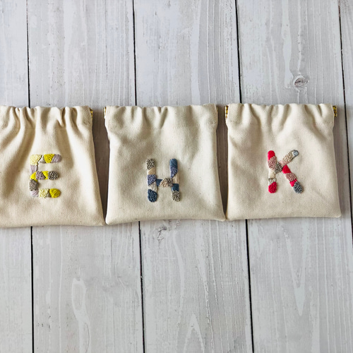 pii♡ ウエイト枠 刺繍イニシャルポーチ♡ イニシャルポーチ❤︎ | irodorikoubouumui's STORE