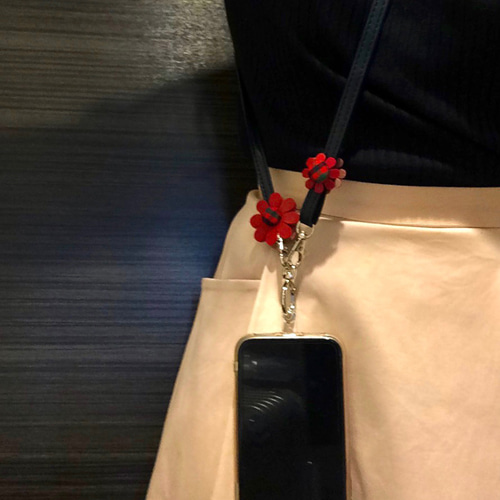 2wayで楽しめる！ハンドメイドフラワースマホショルダー