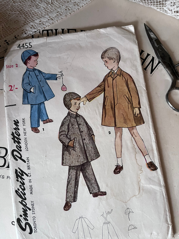 英国で出会った♪ヴィンテージ 1960年代 こども服の型紙 パターン /こども用のコート、吊りズボン、帽子 2枚目の画像