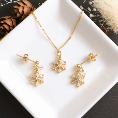 ちいさな雪の結晶のネックレス【選べる長さ】冬 クリスマス