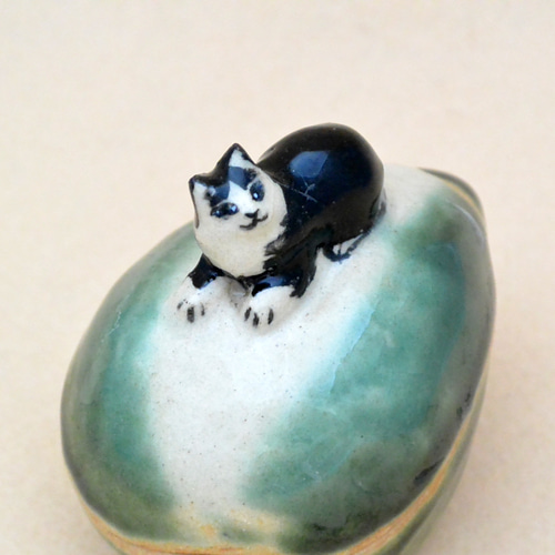 白黒ネコの小物入れ 前髪ネコ ハチワレ猫 伏せ 陶器・陶芸 ねこ