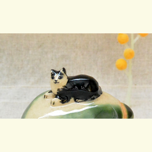 白亜器★猫口（にょこ）ハチワレ猫　ぐい吞み／小鉢★作家物・一点物・希少 白亜器陶展 「ひたすらに猫」 2022年12月10日(土)〜12月18日(日