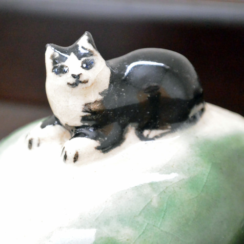白黒ネコの小物入れ 前髪ネコ ハチワレ猫 伏せ 陶器・陶芸 ねこ