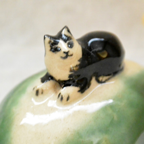 白黒ネコの小物入れ 前髪ネコ ハチワレ猫 伏せ 陶器・陶芸 ねこ 蓋つき