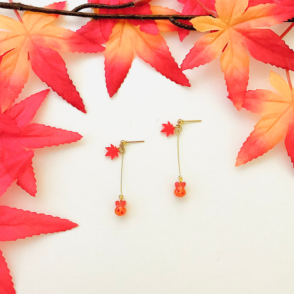 紅葉うさぎのデザインピアス・イヤリング【プチ】 秋 1枚目の画像