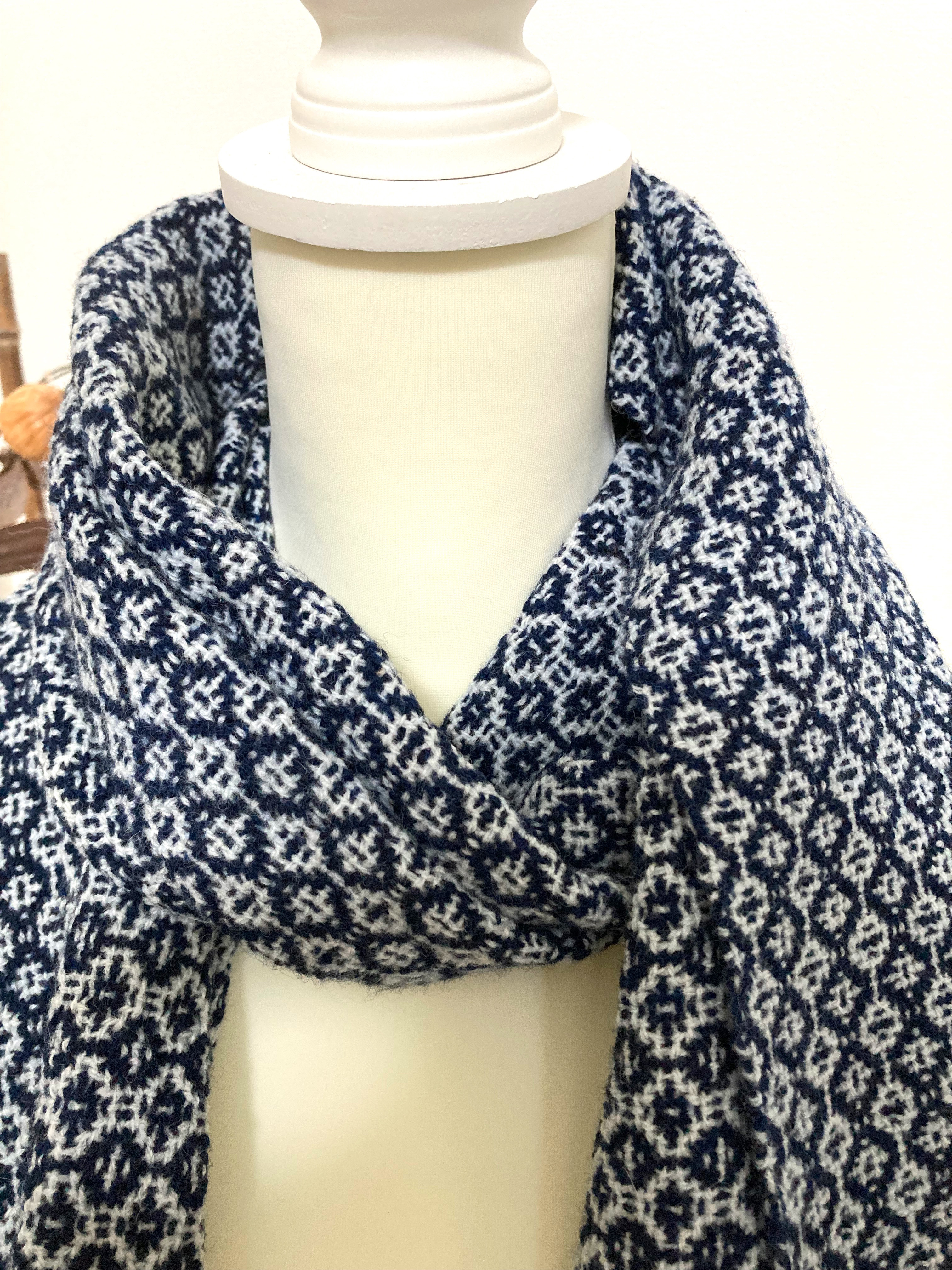 [20]Ｒ＆Ｒラムウールのシャドーウィーブ織りのマフラー　　ネイビー