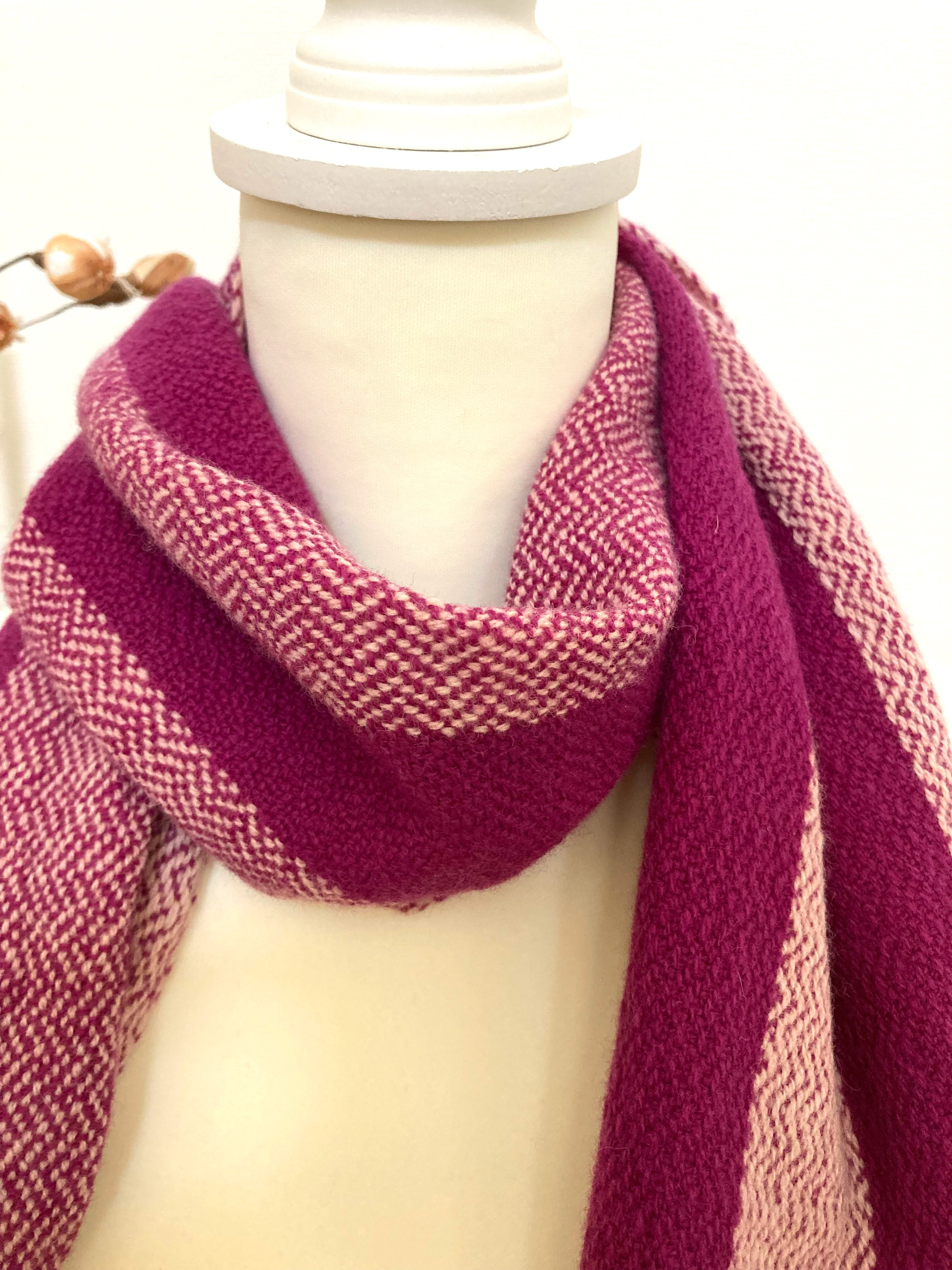 [22]Ｒ＆Ｒラムウールの1/2綾織りのマフラー　　チェリーパープル