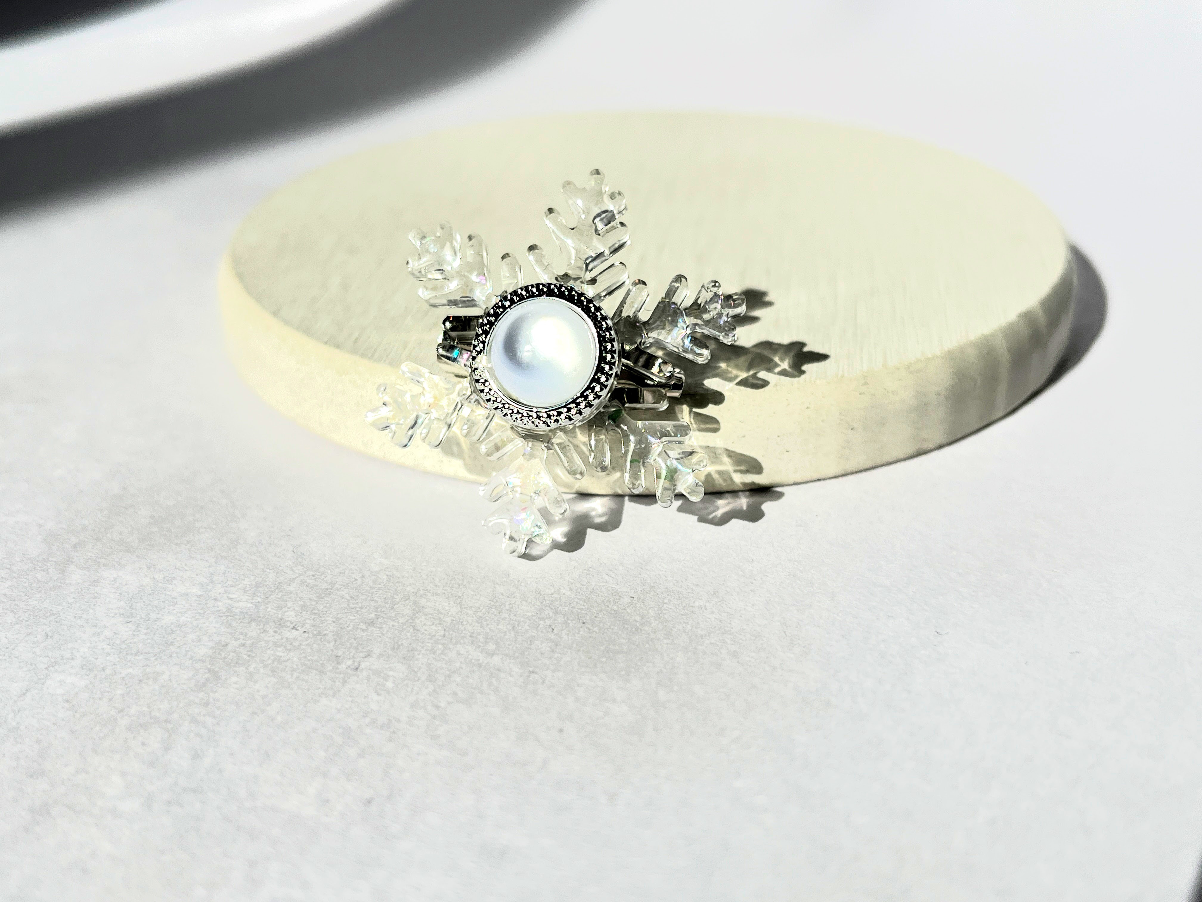 レインボー結晶のブローチ / 雪 / レジン ブローチ 華昇 優羽