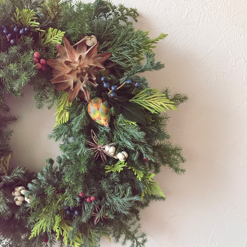 クリスマスリース(*^^*) フレッシュリース　木の実リース 自然素材100％フレッシュ＆ドライフラワー フレッシュグリーンと木の実