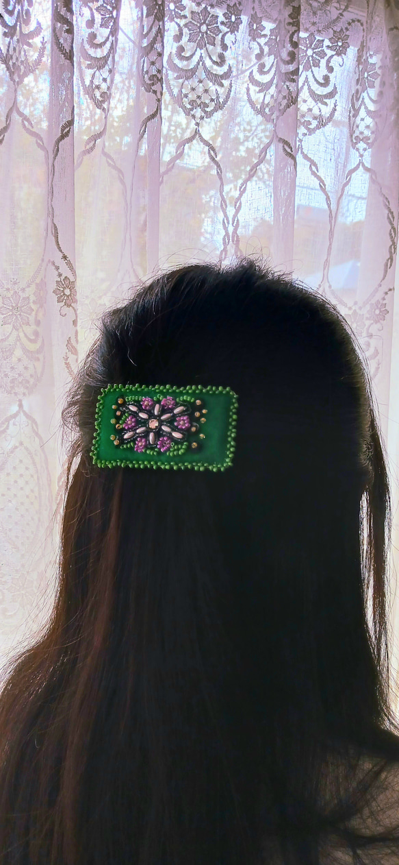 ビーズ刺繍 髪飾り バレッタ 緑色１個 4枚目の画像