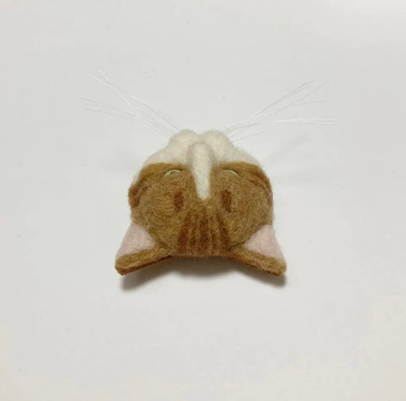 羊毛フェルト 猫ブローチ 茶トラ白 4枚目の画像