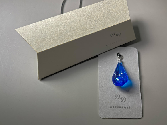レジンペンダントトップ・ネックレス　大人の透明感　雫のような深いブルー Drop001 8枚目の画像