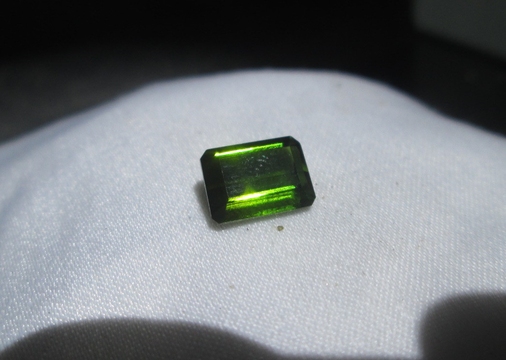 N.89998 グリーントルマリン・ルース ブラジル産 最高品質 1.75ctの特大サイズ