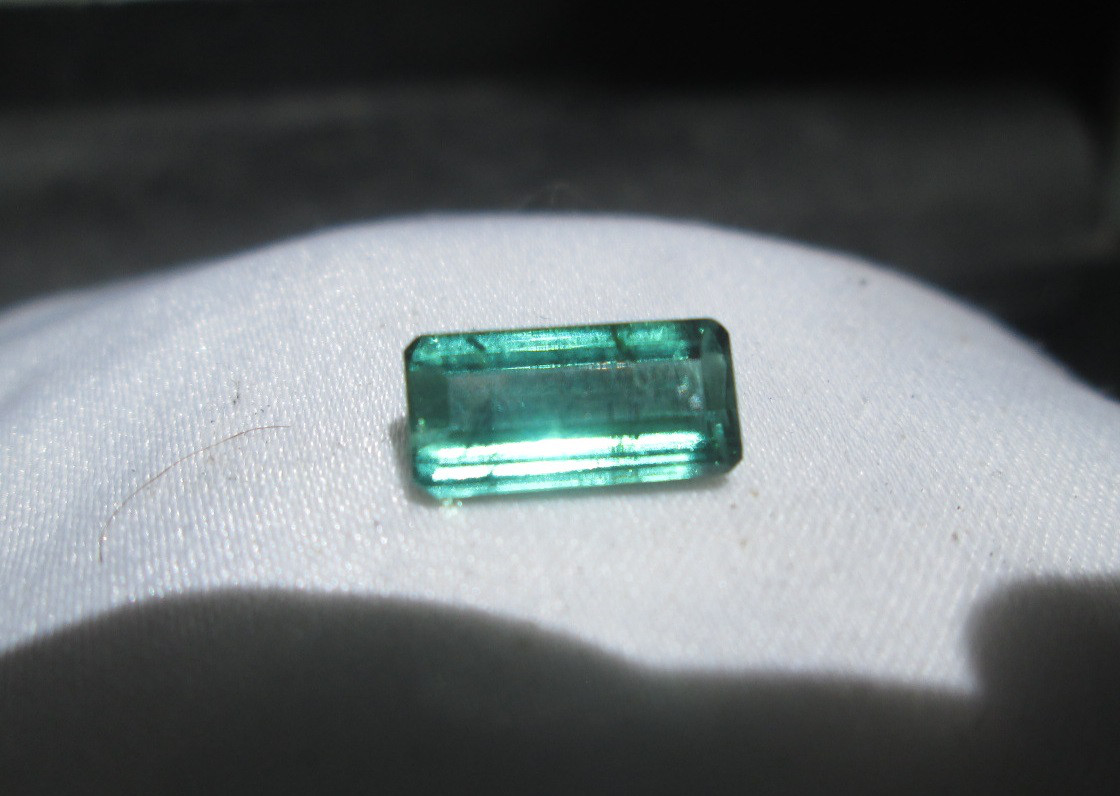 N.90000 絶品ネオントルマリン ルース 光度が高く、パライバトルマリンカラーの上質なルース