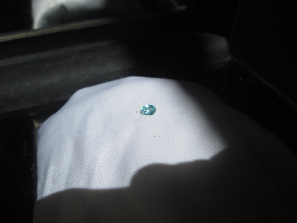 N.90004 0.2Ct バターリャ産のパライバトルマリン・ルース 伝説のプールサイドブルー 希少で上質　鑑別付 2枚目の画像