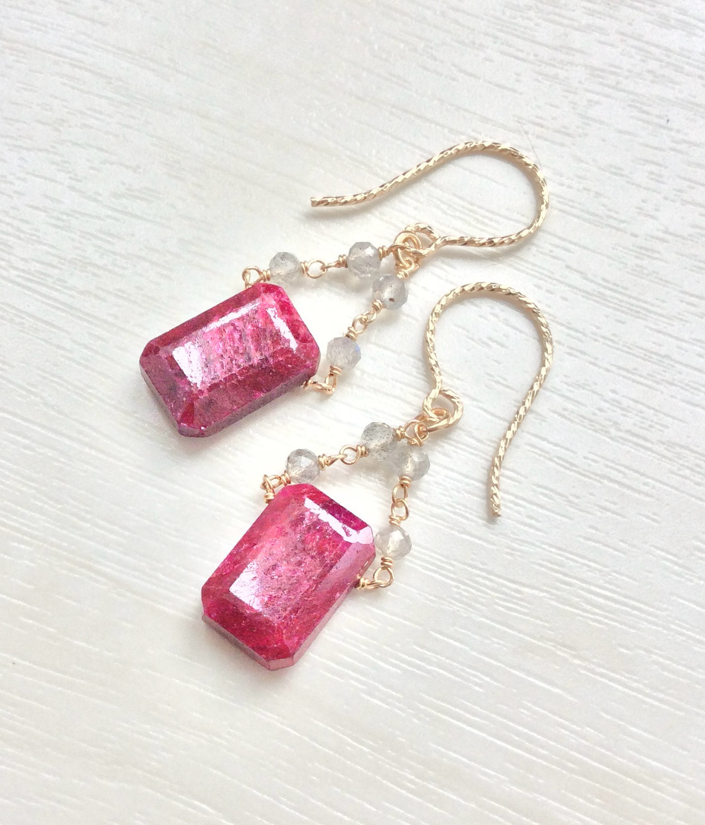 14kgf ルビーとラブラドライトのブランコピアス