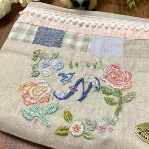 sale⋈イニシャル手刺繍入⚘麻と綿のパッチワークポーチ✩レトロ柄✩一 