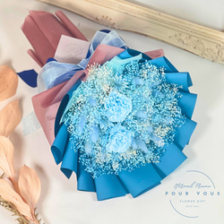 母の日のお祝いにピッタリ　カスミソウと青いカーネーションの花束　プリザーブドフラワーブーケM　ブルー　卒業　送別会 3枚目の画像