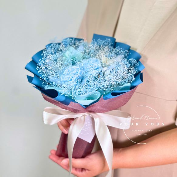 カスミソウと青いカーネーションの花束　プリザーブドフラワーブーケM　ブルー　卒業　送別会 4枚目の画像