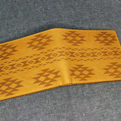 【オルテガ柄】手縫い 二つ折り革財布 キャメル【名入れ可】 3枚目の画像