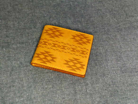 【オルテガ柄】手縫い 二つ折り革財布 キャメル【名入れ可】 1枚目の画像