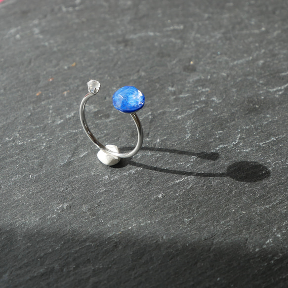 ラピスラズリ×クリスタルとレインボームーンストーンのフォークリング　サージカルステンレス　地球　月　シンプル　青 4枚目の画像