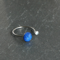 ラピスラズリ×クリスタルとレインボームーンストーンのフォークリング　サージカルステンレス　地球　月　シンプル　青 3枚目の画像