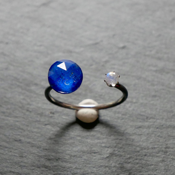 ラピスラズリ×クリスタルとレインボームーンストーンのフォークリング　サージカルステンレス　地球　月　シンプル　青 2枚目の画像