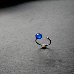 ラピスラズリ×クリスタルとレインボームーンストーンのフォークリング　サージカルステンレス　地球　月　シンプル　青 5枚目の画像