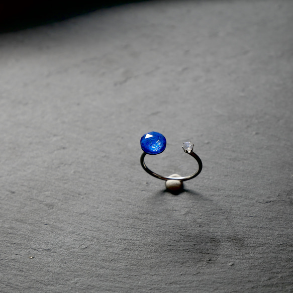 ラピスラズリ×クリスタルとレインボームーンストーンのフォークリング　サージカルステンレス　地球　月　シンプル　青 5枚目の画像