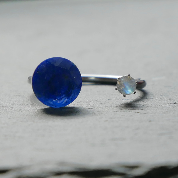 ラピスラズリ×クリスタルとレインボームーンストーンのフォークリング　サージカルステンレス　地球　月　シンプル　青 6枚目の画像