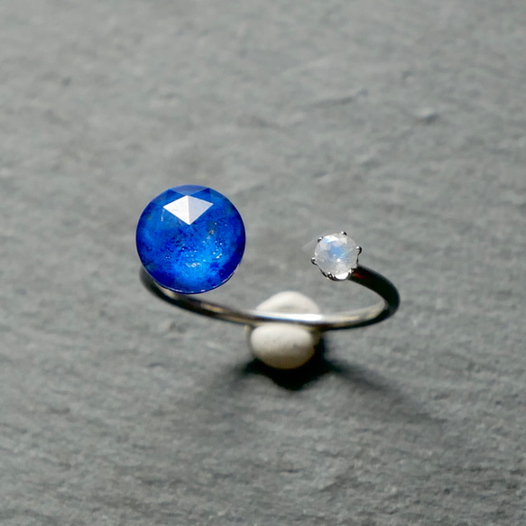 ラピスラズリ×クリスタルとレインボームーンストーンのフォークリング　サージカルステンレス　地球　月　シンプル　青 1枚目の画像